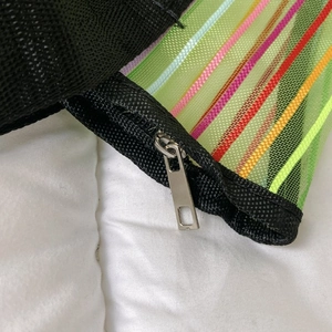 Détail de la fermeture éclair et du tissu en maille rayée colorée sur ce sac cabas