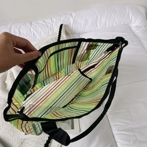 Vue détaillée montrant l'intérieur spacieux et la texture en maille arc-en-ciel du sac