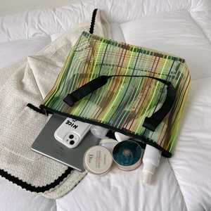 Vue détaillée du grand sac cabas en maille arc-en-ciel avec un intérieur spacieux