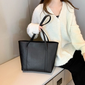 Retro black tote bag for women with geometric texture, perfect for stylish daily commuting