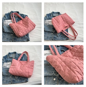 Vue détaillée du sac cabas matelassé rose avec tissu rembourré et fermoir magnétique doré