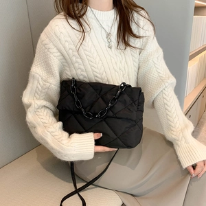 Elegante borsa a tracolla trapuntata nera da donna con catena e finitura in morbido nylon