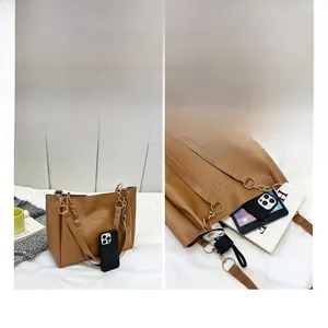 Vista dettagliata della borsa tote marrone capiente con interno spazioso e accessori