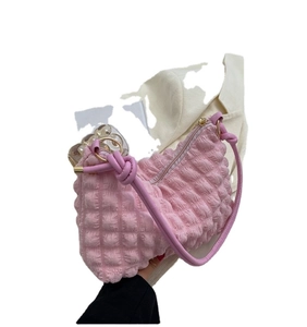 Sac bandoulière rose matelassé en forme de lune avec bandoulière à nœuds élégante