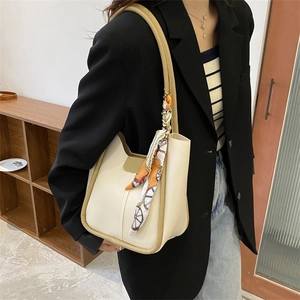 Sac à main beige chic en similicuir avec foulard en soie et bordure camel tendance