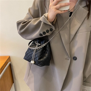 Women Rhombus Quilted PU Leather Bucket Bag Minimalist Artificial Pearl Chain Crossbody Bag With Metal Ring Handle Small Handbag
