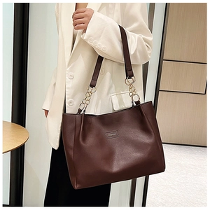 Grande borsa tote marrone scuro in pelle goffrata con tracolla a catena dorata