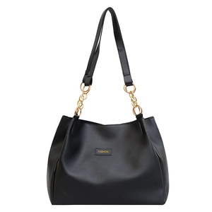 Grande borsa tote nera in ecopelle con catene dorate e dettaglio etichetta fashion