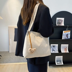 Sac Fourre-Tout en Laine Texturée pour Femmes Avec Bijou de Sac Ours Sac à Épaule Minimaliste Urbain Grande Capacité