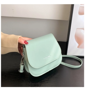 Vue détaillée d'un sac bandoulière vert menthe avec rabat et bandoulière réglable