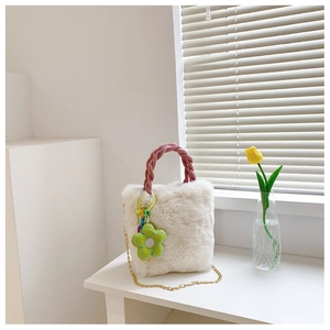 Sac seau en peluche blanche avec poignée tressée rose et breloque florale