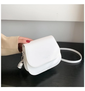 Vue détaillée d'un sac à bandoulière en cuir PU blanc avec logo Fashion Trend et boucles en métal