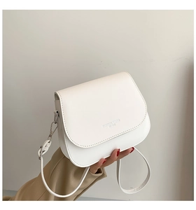 Détail du sac à bandoulière en cuir blanc avec texte FASHION TREND et boucle en argent