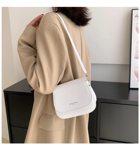 Détail du sac à bandoulière blanc minimaliste avec logo Fashion Trend sur un mannequin