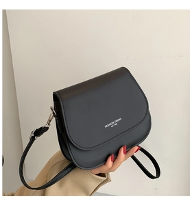 Vue détaillée du sac bandoulière noir mat en cuir avec texte imprimé Fashion Trend blanc
