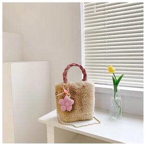 Sac seau pelucheux beige avec poignée tressée rose et bandoulière dorée
