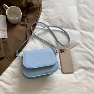 Petit sac bandoulière minimaliste en cuir PU bleu ciel avec des détails argentés élégants
