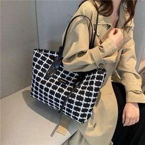 Grand sac cabas en tweed à carreaux noir et blanc avec poignées en cuir et logo doré