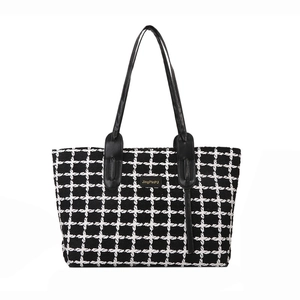 Sac fourre-tout à carreaux noir et blanc avec lanières en cuir et logo doré élégant