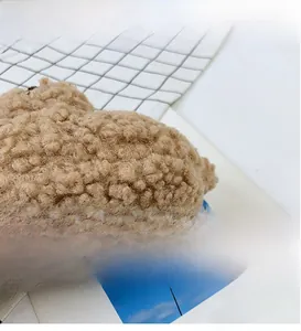 Détail de la texture en peluche sherpa marron pour le sac à bandoulière ours