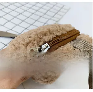 Gros plan sur le sac bandoulière en polaire marron avec tissu de haute qualité et fermeture éclair