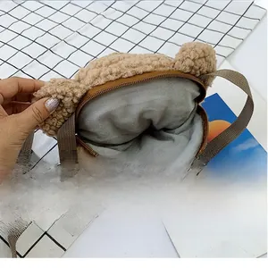 Vue détaillée du sac ours en peluche avec doublure intérieure et fermeture éclair