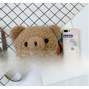 Comparaison de taille d'un sac ours en peluche à côté d'un smartphone