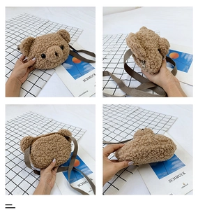 Détails de la pochette bandoulière ours en peluche marron sous plusieurs angles avec fermeture