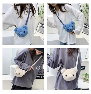 Sacs bandoulière peluche ours mignon en bleu et beige portés par des modèles sous divers angles