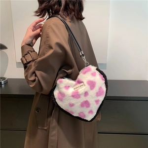 Sac à épaule en peluche blanche en forme de cœur avec imprimé violet
