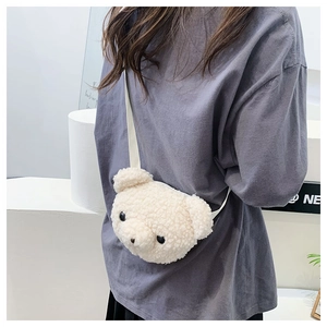 Détail du joli sac ourson en peluche crème avec texture douce en peau de mouton et sangle