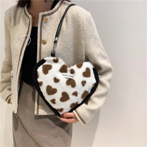 Sac à épaule pelucheux en forme de cœur avec motifs cœurs marron et fine bandoulière noire