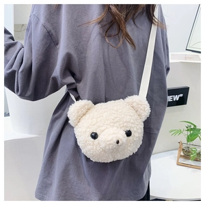 Vue détaillée du sac bandoulière ours en peluche pour enfants en laine d'agneau blanc cassé