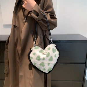 Sac à bandoulière en peluche en forme de cœur avec motifs verts et sangle noire