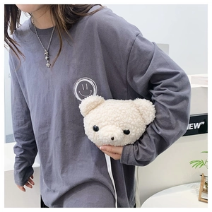 Détail du joli sac bandoulière ours blanc en polaire pelucheuse et douce