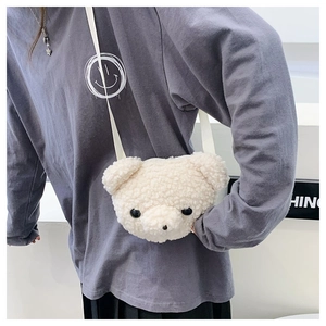 Détail d'un sac bandoulière en peluche ours mignon en laine d'agneau de couleur crème