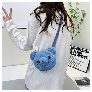 Sac à bandoulière ours en peluche bleu porté par un enfant, vue arrière avec sangle