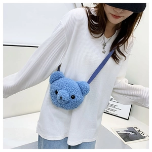 Détail du sac à bandoulière ours bleu en peluche douce avec un design adorable