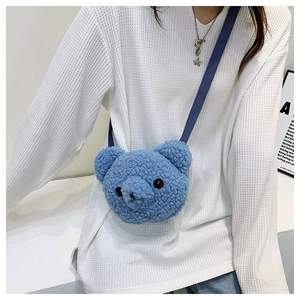 Sac à bandoulière ours en peluche bleu avec design 3D présenté sur un mannequin enfant