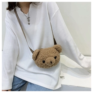 Gros plan du sac à bandoulière peluche ours brun avec un tissu texturé doux