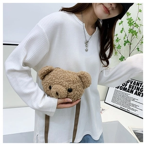 Détail du sac bandoulière ours en peluche marron avec une texture sherpa douce