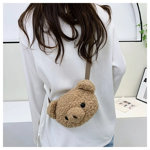 Vue arrière d'un joli sac bandoulière en peluche ours brun avec sangle réglable