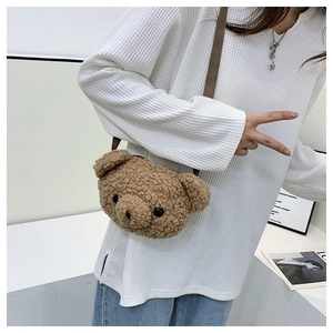 Détail du sac bandoulière en peluche ours brun mignon avec bandoulière réglable