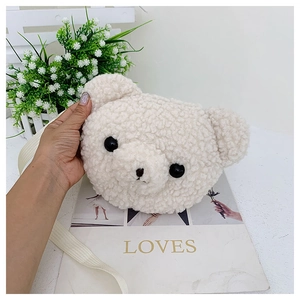 Détail du sac bandoulière en peluche ours beige avec texture douce en laine d'agneau