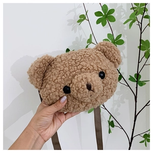 Détail du joli sac ours en peluche beige avec bandoulière marron réglable