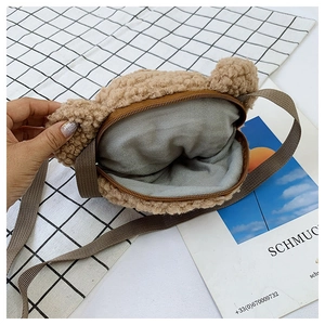 Détail de la doublure en tissu gris et de la fermeture éclair du sac ours en sherpa brun