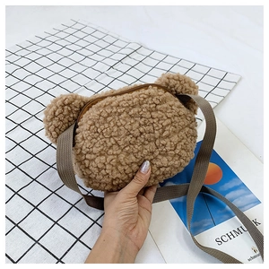 Gros plan d'un joli sac bandoulière en peluche ours brun avec fourrure douce et fermeture