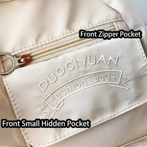Süßer beige Nylon-Rucksack mit vorderer Reißverschlusstasche und verstecktem Fach