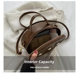 Capacité interne du mini sac à fleurs marron en cuir PU montrant les objets du quotidien
