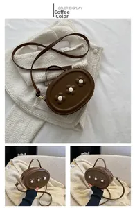 Détail du mini sac en cuir PU marron café orné de trois fleurs blanches décoratives